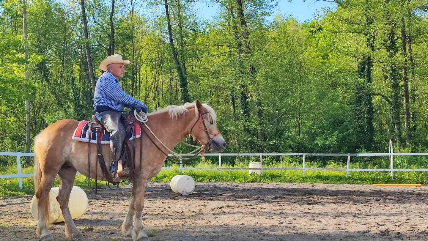 Sergio Matteoni fermo a cavallo con la mano sul collo