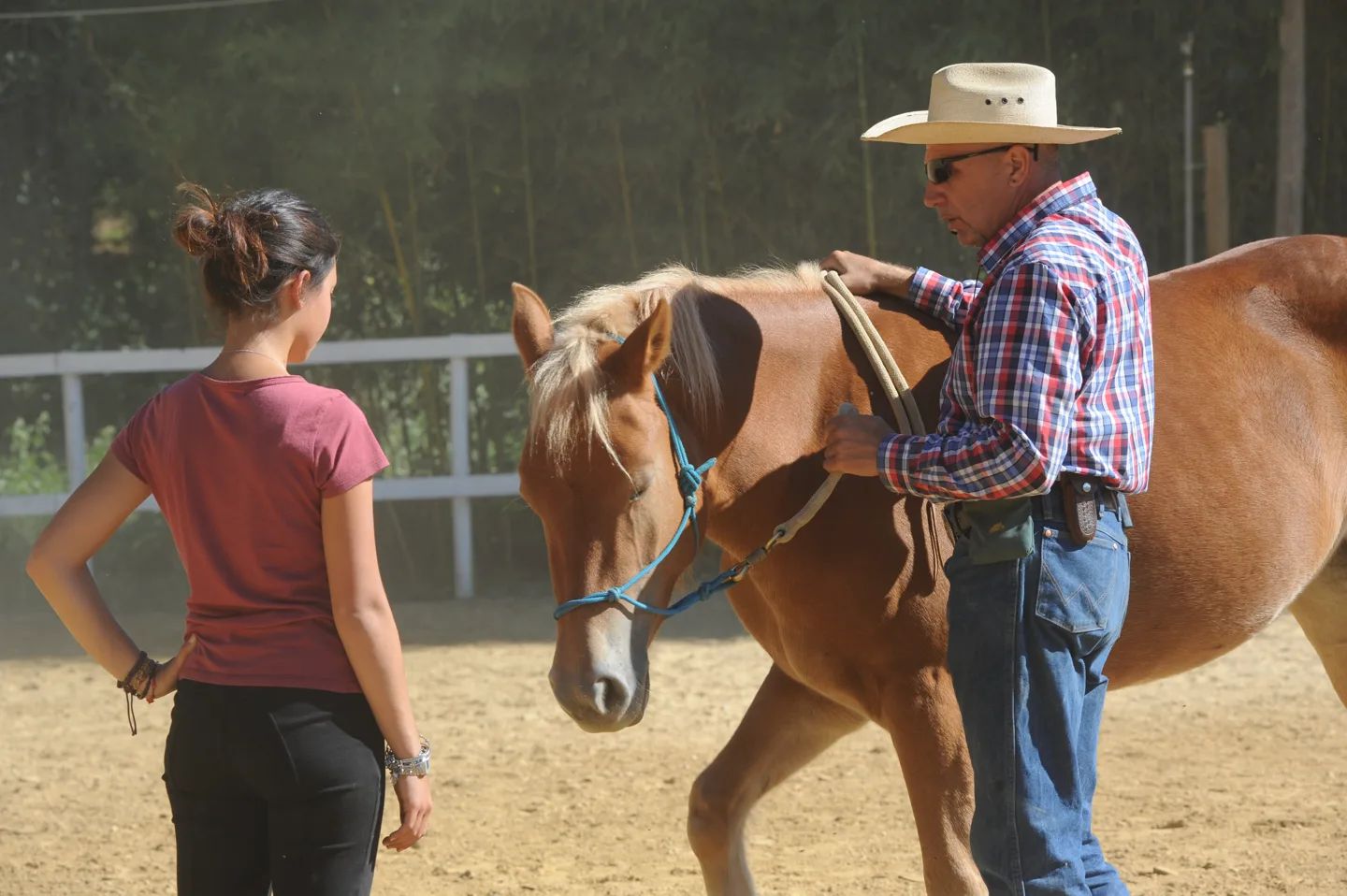 Sergio Matteoni che segue una partecipante accanto al suo cavallo